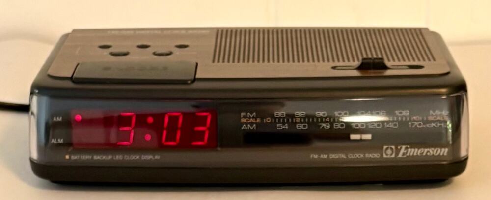 Vintage Emerson Woodgrain Tabletop Alarm Clock Radio AK2720- Teated & Working
